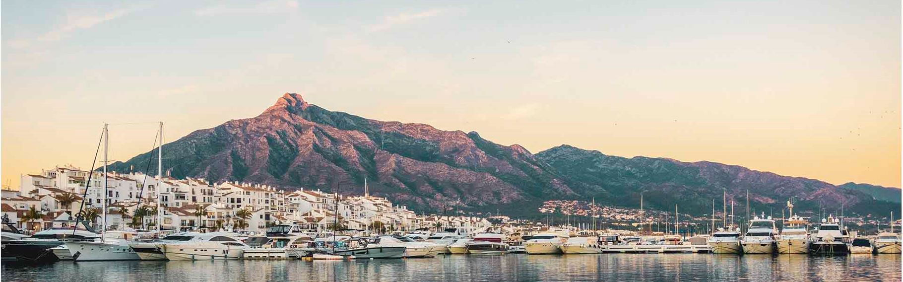 Spanien, Marbella med udsigt over by, ved havn Simon Hermans