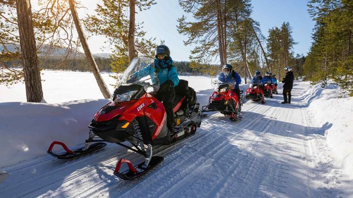 Finland Finske Lapland Wilderness Hotels Snowmobile Safari, Snescooter, Vinter, Sne