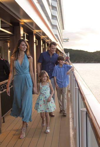 Familie på Waterfront-dækket ombord på Norwegian Escape krydstogtskibet