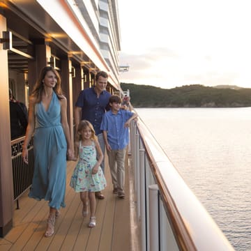 Familie på Waterfront-dækket ombord på Norwegian Escape krydstogtskibet