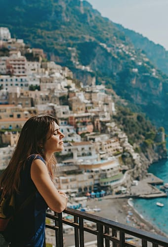 italien middelhavet kvinde staa ved kysten