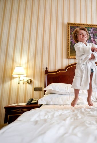 dreng scaled p&aring; hotel
