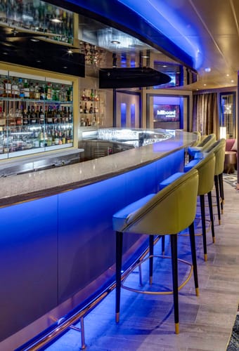 Billboard Onboard lounge med moderne bar og komfortable loungem&oslash;bler p&aring; Holland America Line krydstogtskib