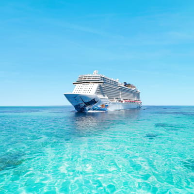 Norwegian Escape krydstogtskibet i Caribien – eksterior af skibet til søs