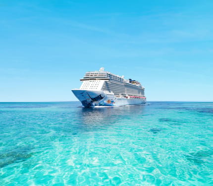 Norwegian Escape krydstogtskibet i Caribien &ndash; eksterior af skibet til s&oslash;s