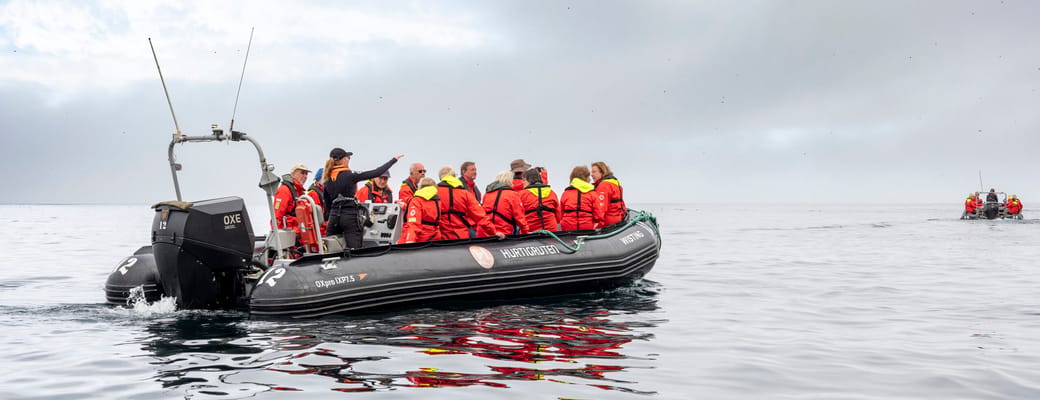 Zodiac b&aring;d ved St. Kilda, Skotland p&aring; Hurtigruten ekspeditionsrejse