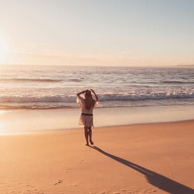 kvinde strand solnedgang på