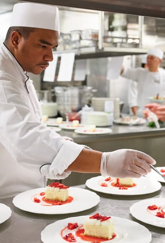 Kokke anretter elegante desserter i gourmetk&oslash;kkenet ombord p&aring; krydstogtskib