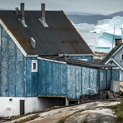 Gr&oslash;nland, Oqaatsut, Huse og isbjerge i baggrunden Photo Credit Mads Phil And Visit Greenland