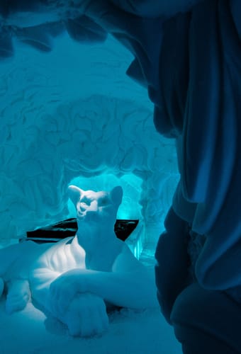 imponerende isskulptur på ishotellet