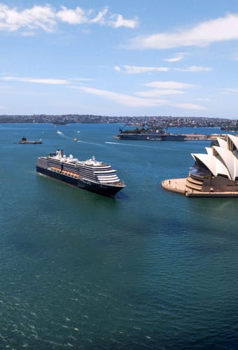 MS Westerdam i Sydney Harbour ved siden af Operahuset &ndash; Holland America Line krydstogtskib p&aring; vej ind af havnen
