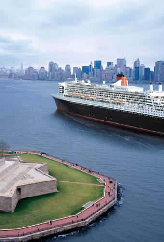 cunards queen mary 2 sejler forbi new york