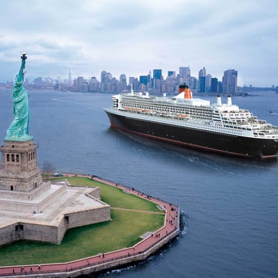cunards queen mary 2 sejler forbi new york