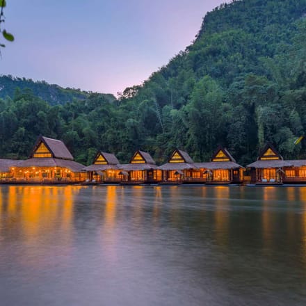 aftenstemning ved floathouse river kwai thailand