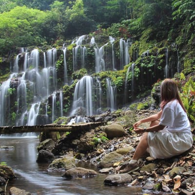 Indonesien Bali balis spektakulaere vandfald bhuana sari waterfall lady scaled