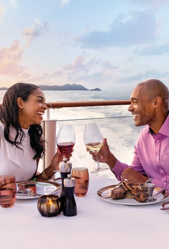 Par til middag på Waterfront-dækket ombord på Norwegian Cruise Line krydstogtskibet
