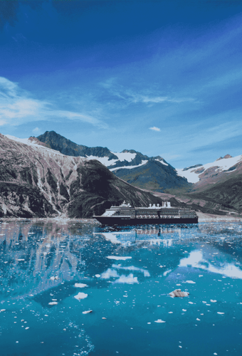 Holland America Line krydstogtskib sejler gennem Glacier Bay med isbjerge og bjerge, Alaska