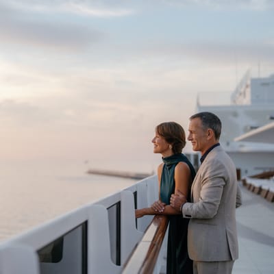Regent Seven Seas krydstogt gennem europ&aelig;iske kanaler med par, der ser ud over havet