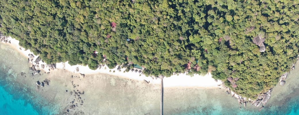 malaysia-tioman-island-jamala-resort-strand-i-fugleperspektiv