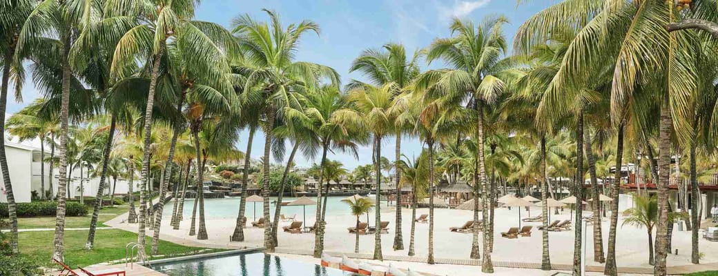 Rejser til Mauritius, Paradise Cove Boutique Hotel, En af de tre swimmingpools p&aring; Paradise Cove Boutique Hotel