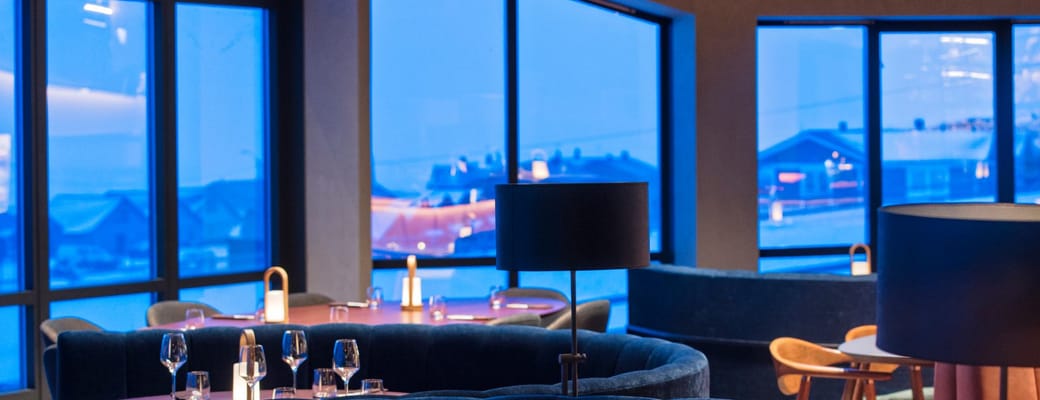 Restaurant Nansen p&aring; Radisson Blu Polar Hotel med runde sofaer i m&oslash;rkt stof