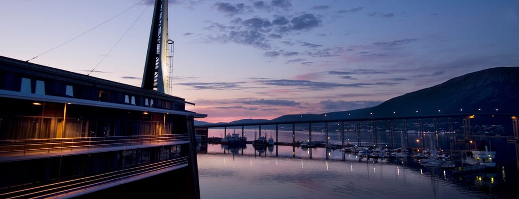 Norge Tromsoe Scandic Ishavshotel Exterior By Night