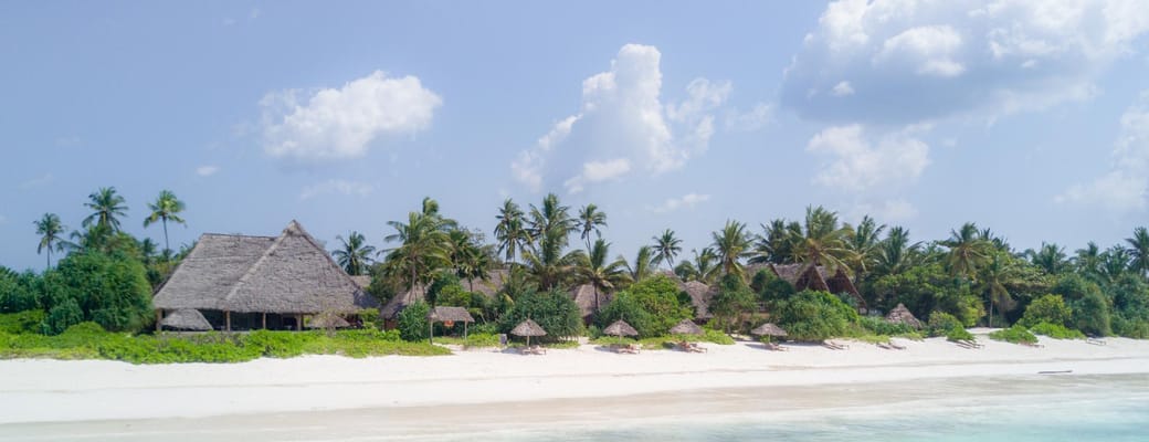 Den hvide strand foran Zanzibar Pearl Boutique Hotel