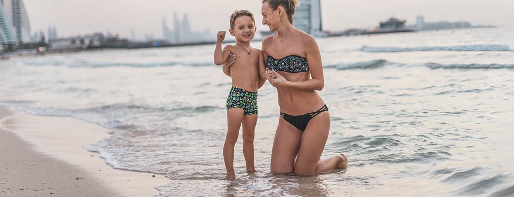 Dubai Kvinde med Barn på Strand, Burj Arab Baggrund