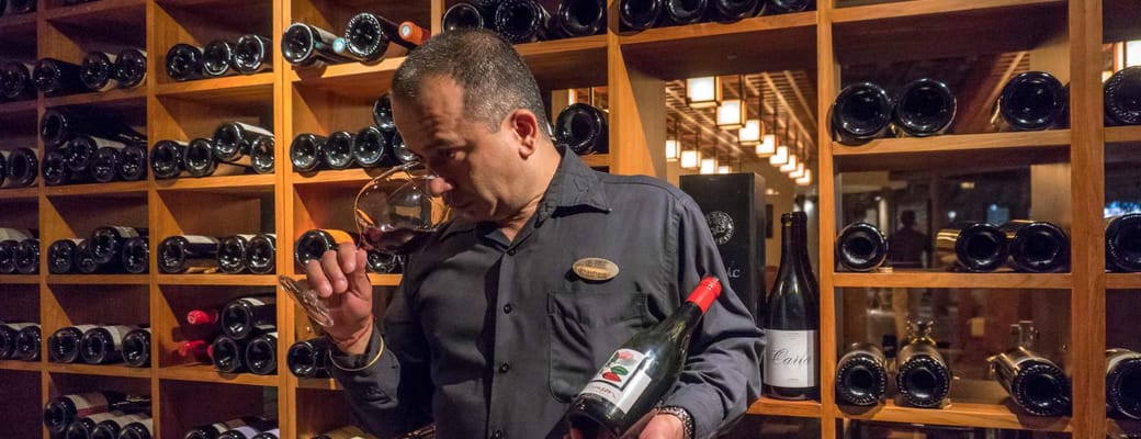 Sommelier i vink&aelig;lderen p&aring; Constance Ephelia Resort