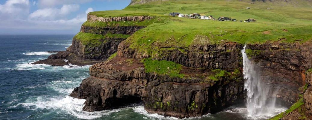 F&aelig;r&oslash;erne, Gasadalur, Vandfald, Klipper, Atlanterhavet