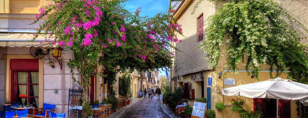 graekenland athen plaka kvarter med farverige blomster scaled