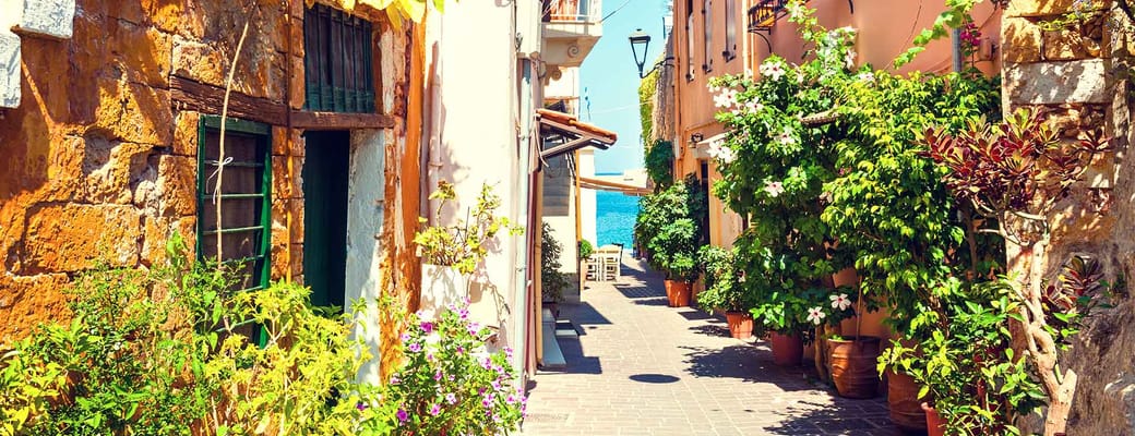gade-på-kreta-med-flot-havudsigt