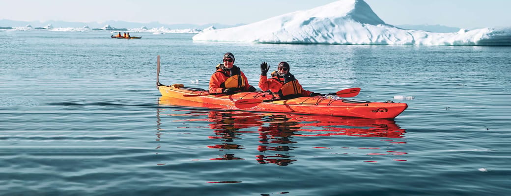 Gr&oslash;nland Ilulissat par sidder kajak isbjerg stu
