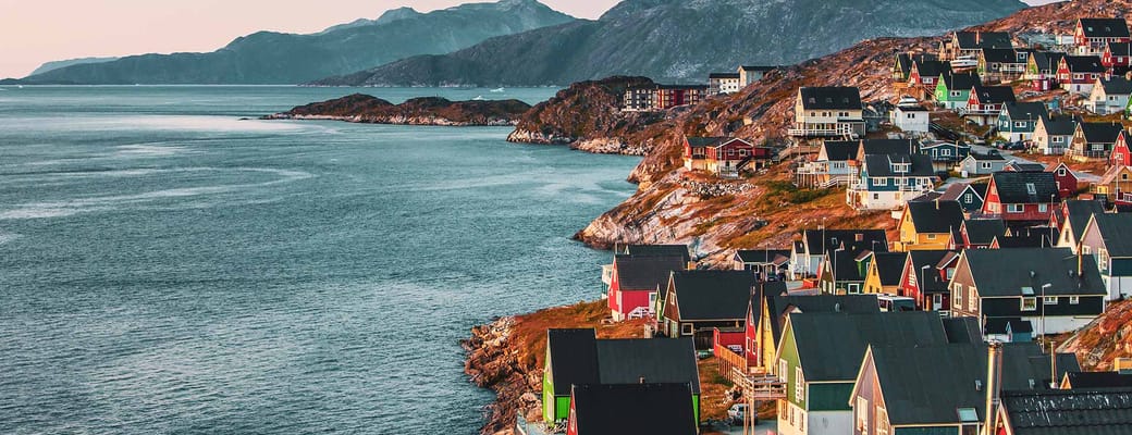 Gr&oslash;nland nuuk udsigt solnedgang over bjerglandskab baggrunden