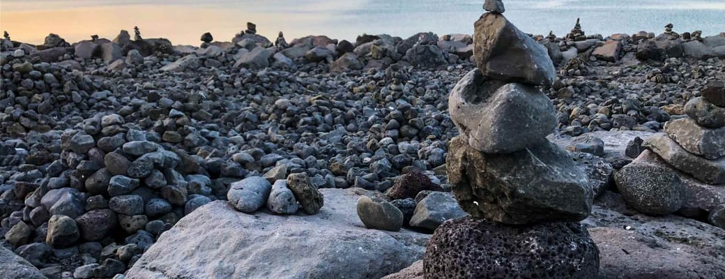 Den sorte rullestensstrand ved Sn&aelig;fellsness