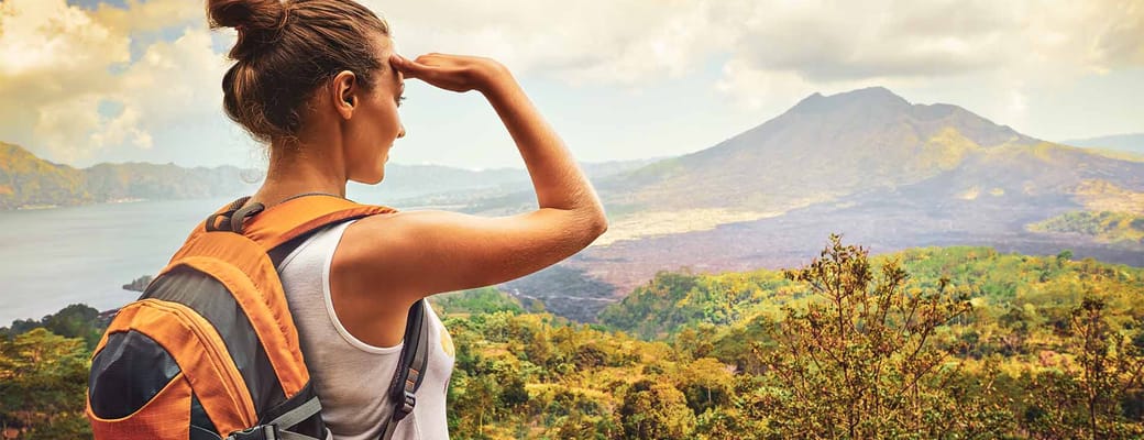 Indonesien Bali vulkan mount batur kvinde vandretur kigger vulkan p&aring; p&aring;