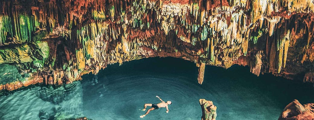 Indonesien flores rangko cave mand svoemmer grotte