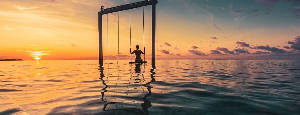 Indonesien gili lombok kvinde gynge vandet ved solnedgang p&aring;