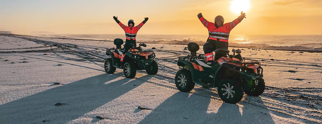 p&aring;-tur-med-atv-i-solnedgang