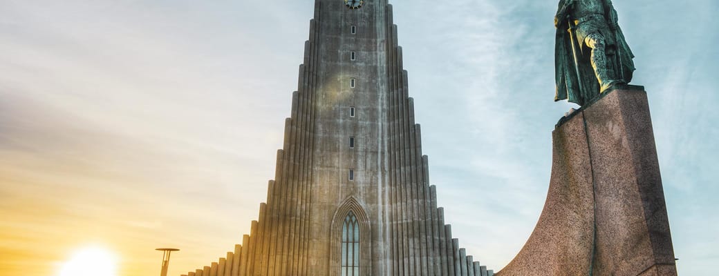Hallgrimskiren i sol, Reykjavik i Island