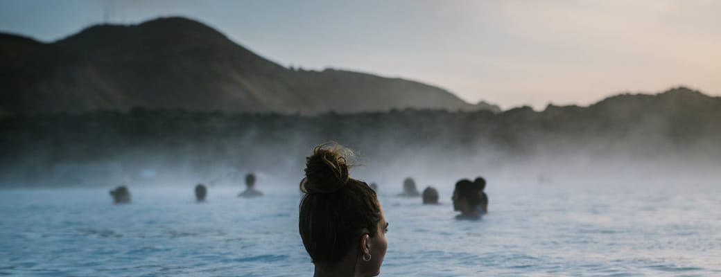 Island Sydisland Reykjavik Udflugt kvinde sv&oslash;mmer i den Bl&aring; Lagune