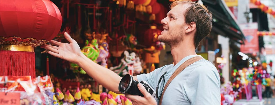 Malaysia turist gaar chinatown kigger souvenirs på