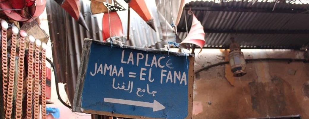 Marokko Marrakech Djernaelfna skilt p&aring; arabisk