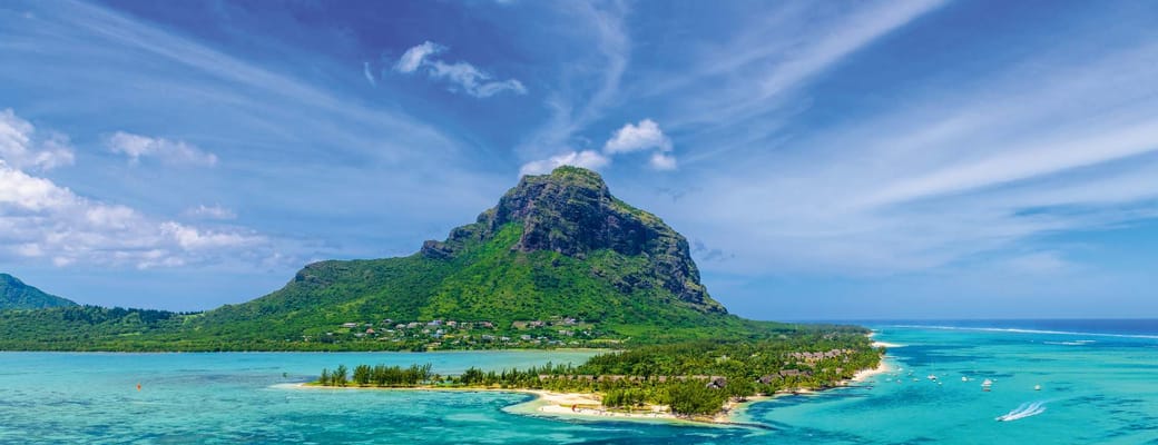 Rejser til Mauritius, Paradis Beachcomber Golf Resort & Spa, Le Morne halvøen med Paradis Beachcomber i forgrunden