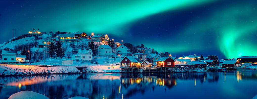 Nordlys over &oslash;erne Reinefjord ved Lofoten