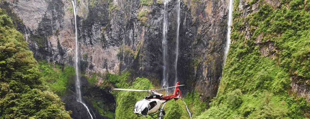 Reunion Helicopter Flyver Gennem Dal