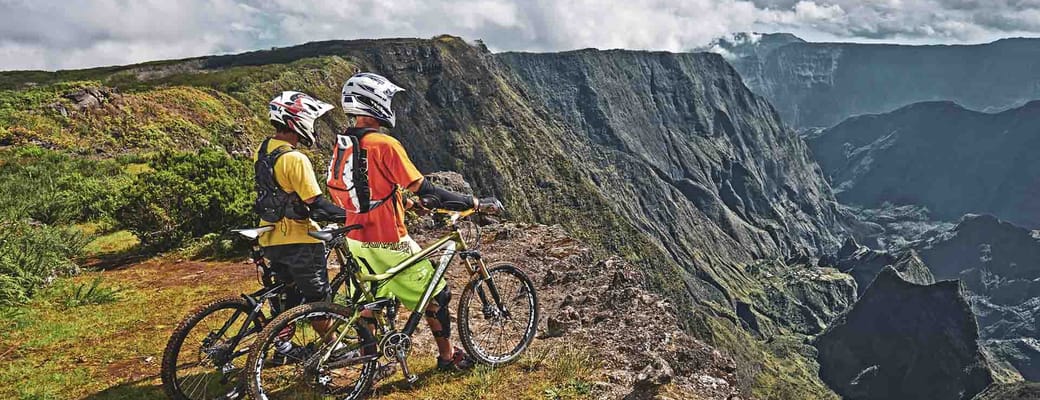 Par Paa Mountainbike Kigger Ned I Dalen Fra Maido Piton Reunion