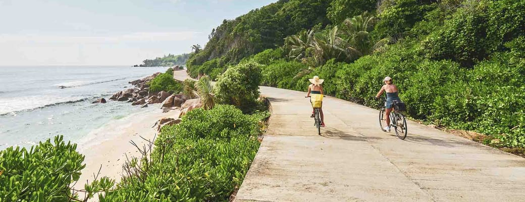 seychellerne digue cykler ved strand kvinder