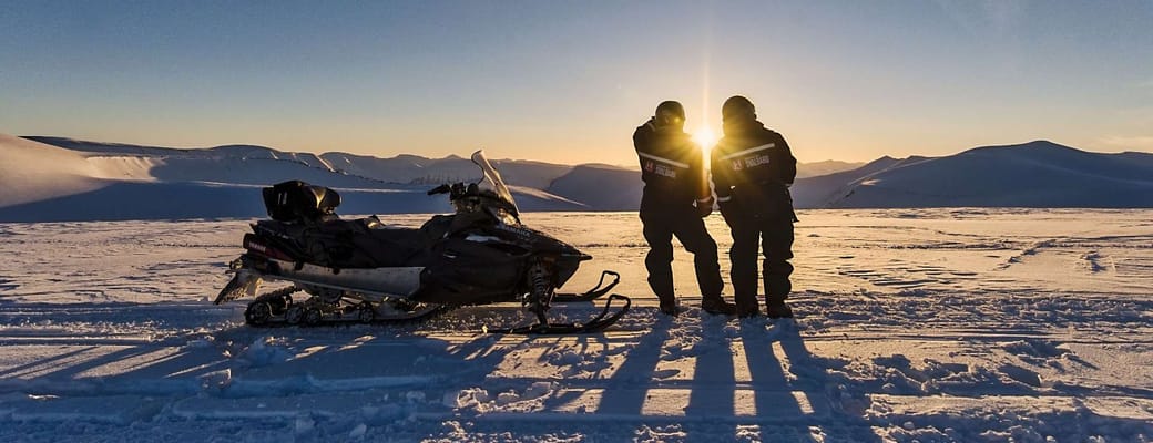 Svalbard barentsburg snescooter maend