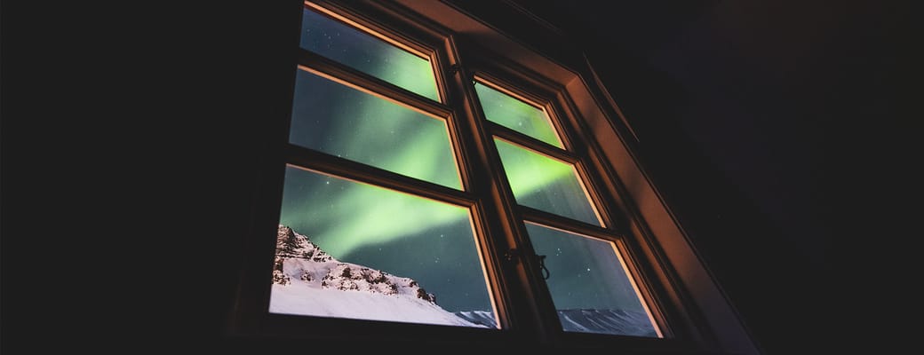 Svalbard longyearbyen aurora borealis set vindue nordlys gennem